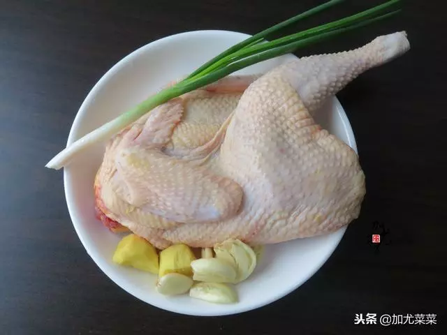 廣東蔥油雞的詳細做法,比傳統白切雞更美味,家常實用小竅門在這