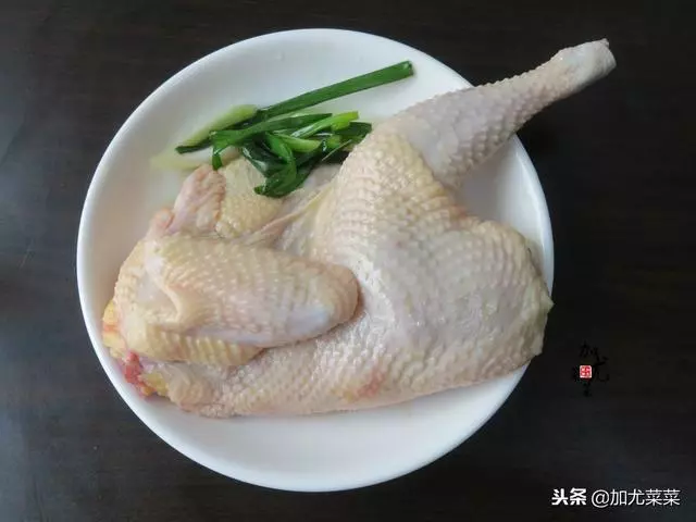 廣東蔥油雞的詳細做法,比傳統白切雞更美味,家常實用小竅門在這