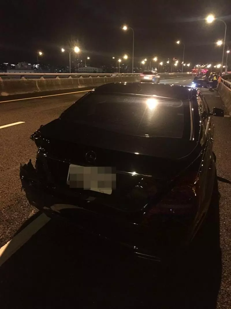 馬自達撞賓士幾全毀 駕駛逃死劫還是GG了