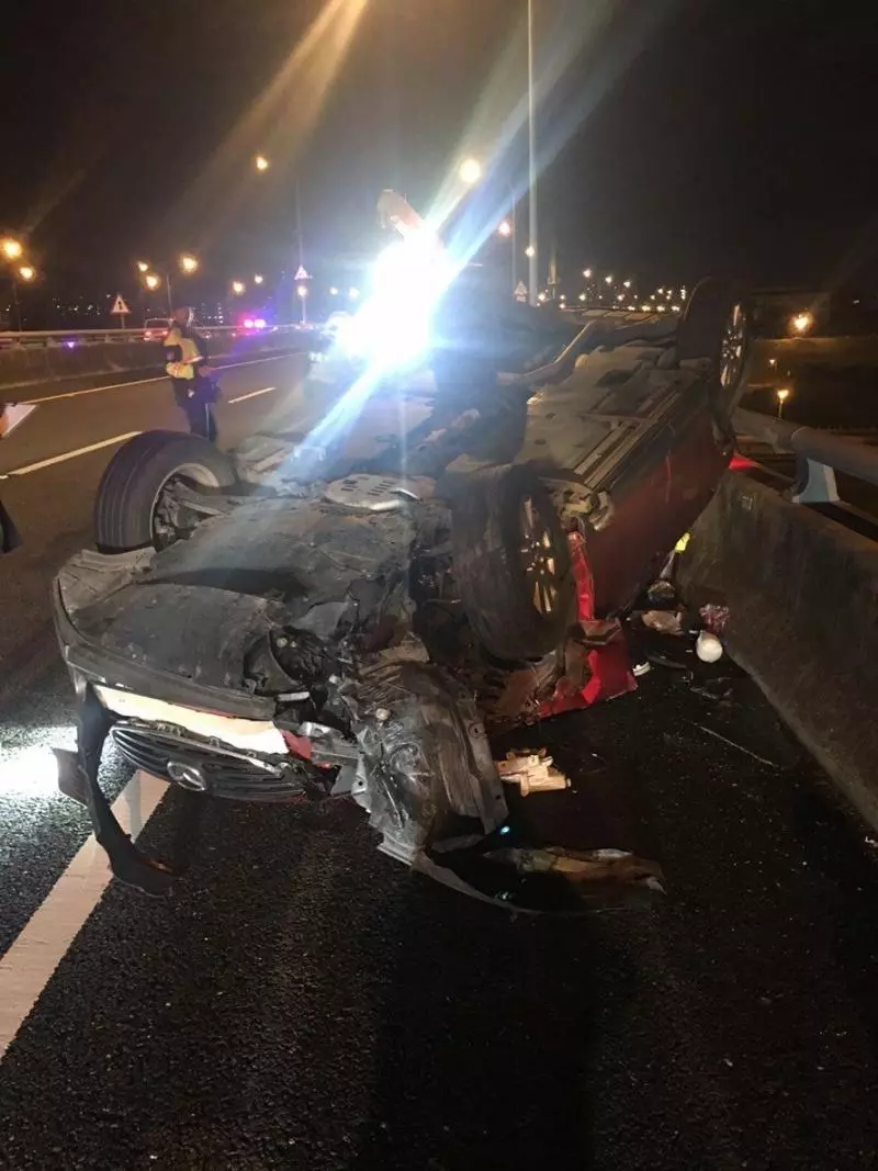 馬自達撞賓士幾全毀 駕駛逃死劫還是GG了