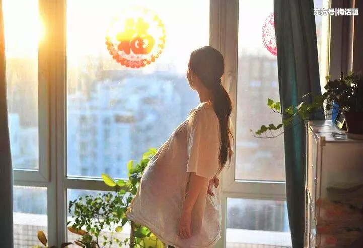 姑娘公交車上給孕婦讓座,自己站了十幾站,得知孕婦身份後愣住了