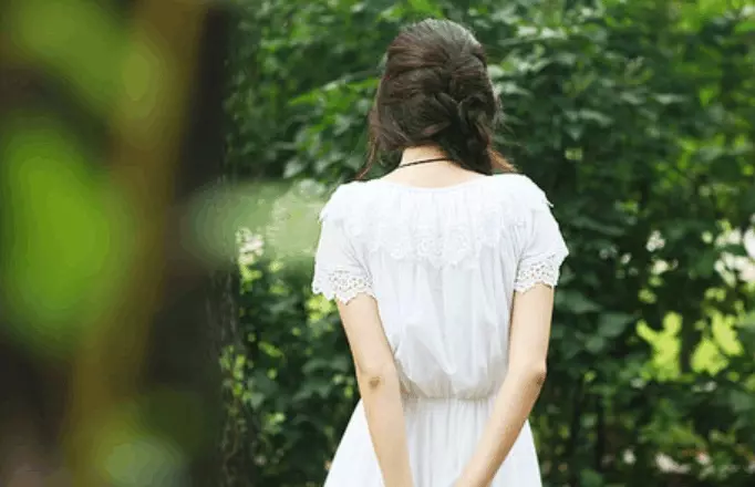 女孩母親生病,男友取消婚禮,三年後鄰居男孩:沒人娶你,我娶你