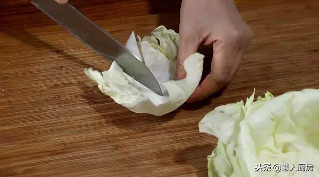 不用炒,試試包菜這種特色做法,蒜香味足,招待客人有面子
