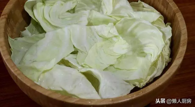 不用炒,試試包菜這種特色做法,蒜香味足,招待客人有面子