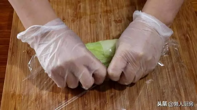 不用炒,試試包菜這種特色做法,蒜香味足,招待客人有面子