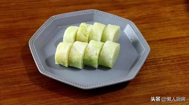 不用炒,試試包菜這種特色做法,蒜香味足,招待客人有面子