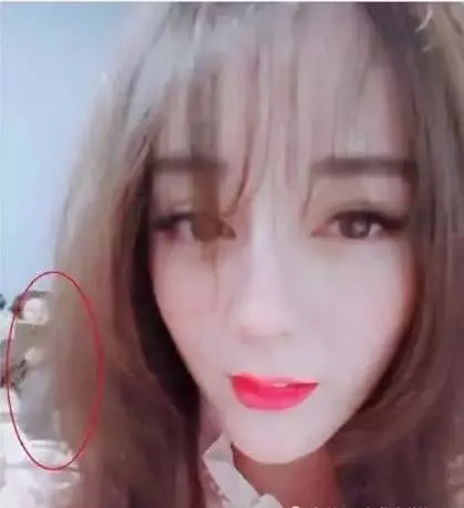 【女神名花有主了?!】迪麗熱巴酒店玩抖音自拍!意外讓「躺在床上的男人」曝光!