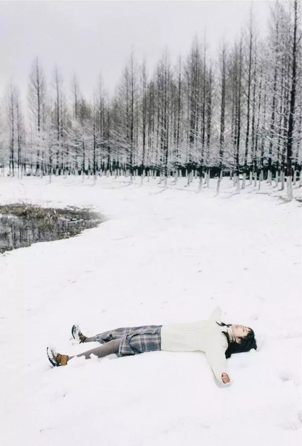 下雪拍照必備!10個pose教你擺脫鏡頭尷尬癌!