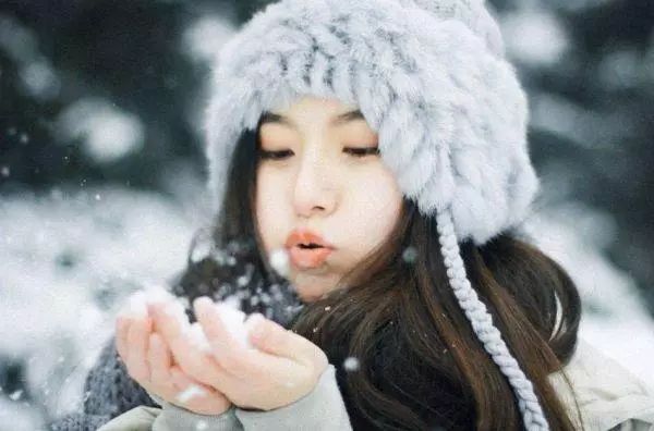 下雪拍照必備!10個pose教你擺脫鏡頭尷尬癌!