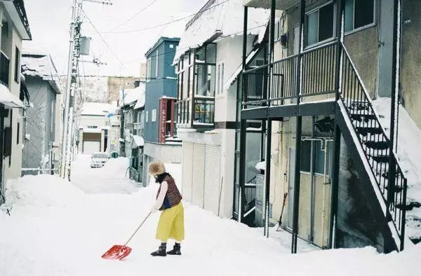 下雪拍照必備!10個pose教你擺脫鏡頭尷尬癌!