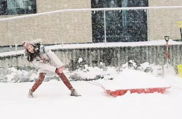 下雪拍照必備!10個pose教你擺脫鏡頭尷尬癌!