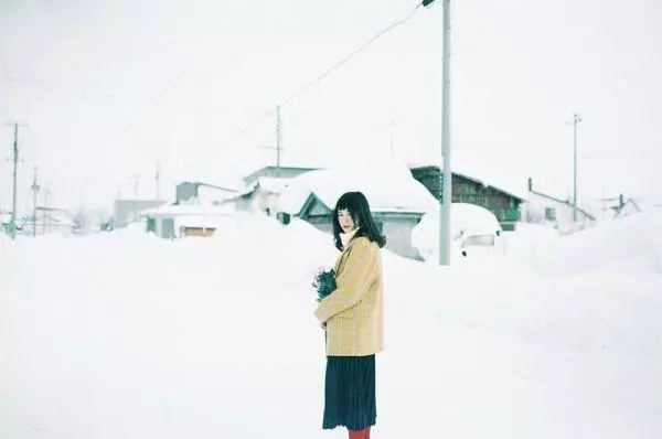 下雪拍照必備!10個pose教你擺脫鏡頭尷尬癌!