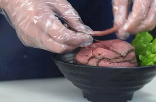 堆成山的火山丼飯來了,開在三里屯
