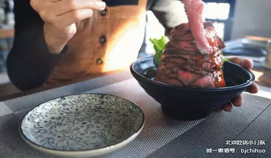 堆成山的火山丼飯來了,開在三里屯