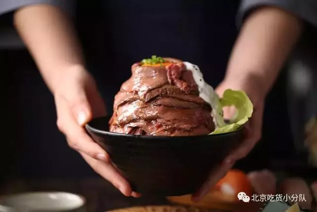 堆成山的火山丼飯來了,開在三里屯