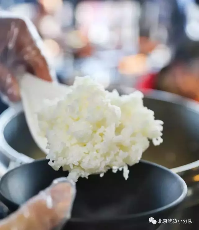 堆成山的火山丼飯來了,開在三里屯