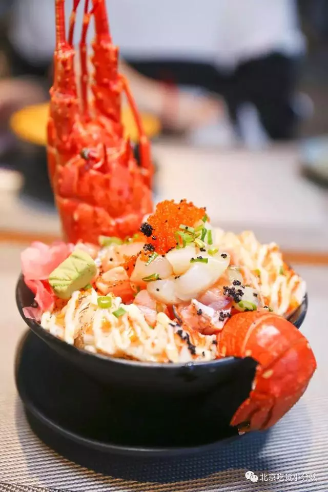 堆成山的火山丼飯來了,開在三里屯