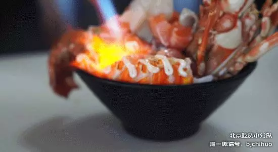 堆成山的火山丼飯來了,開在三里屯