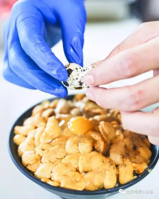 堆成山的火山丼飯來了,開在三里屯