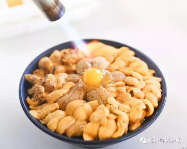 堆成山的火山丼飯來了,開在三里屯