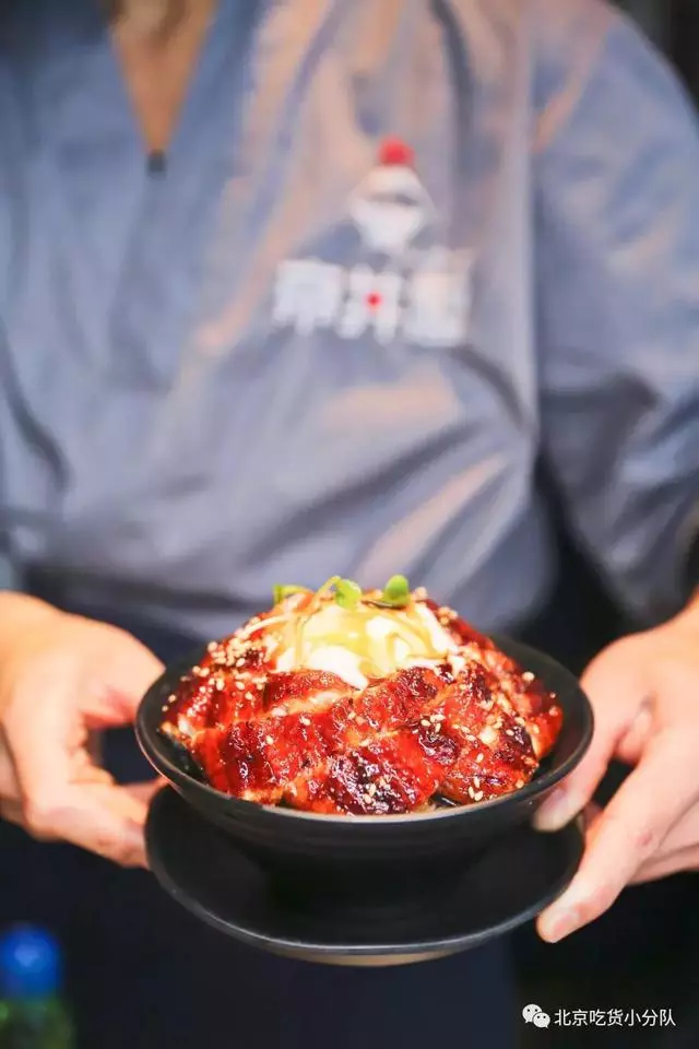 堆成山的火山丼飯來了,開在三里屯