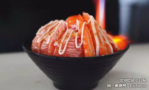堆成山的火山丼飯來了,開在三里屯