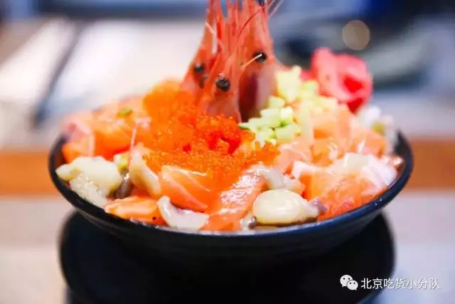 堆成山的火山丼飯來了,開在三里屯
