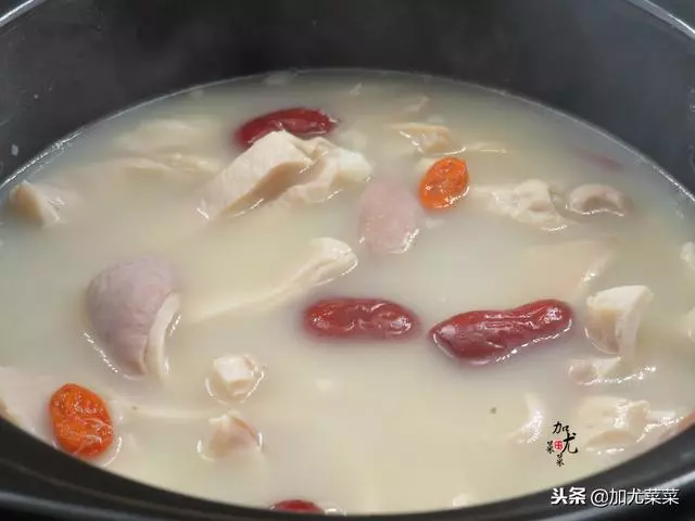煮豬肚時,可別只會焯水哦!多加這2步,豬肚湯香濃純白,無臊味