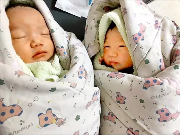 記得轟動全台「開刀12小時分割」的連體嬰嗎?如今他看著妻子「生下雙胞胎....」忍不住哭了!