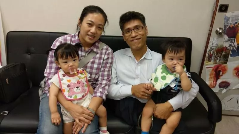 記得轟動全台「開刀12小時分割」的連體嬰嗎?如今他看著妻子「生下雙胞胎....」忍不住哭了!