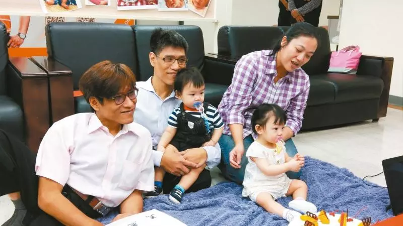 記得轟動全台「開刀12小時分割」的連體嬰嗎?如今他看著妻子「生下雙胞胎....」忍不住哭了!