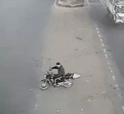 24 個最令人揪心的 生死一瞬間,看完讓人 直冒冷汗...