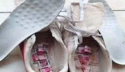 女子為兒子洗鞋,掀開鞋墊發現秘密,隨後怒打了丈夫一頓