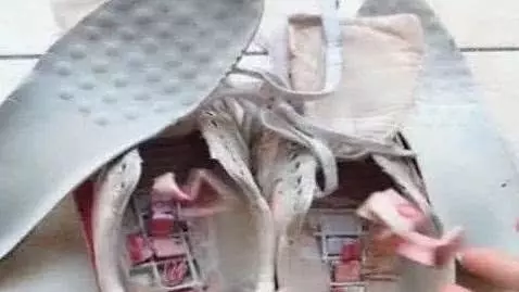 女子為兒子洗鞋,掀開鞋墊發現秘密,隨後怒打了丈夫一頓