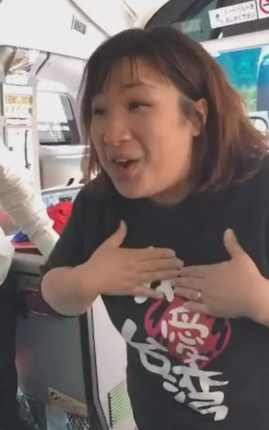日本女子掀上衣告白「我超愛台灣」!她竟唱出台語歌「但幾哩勒」超標準!全場台灣人都嗨翻天!