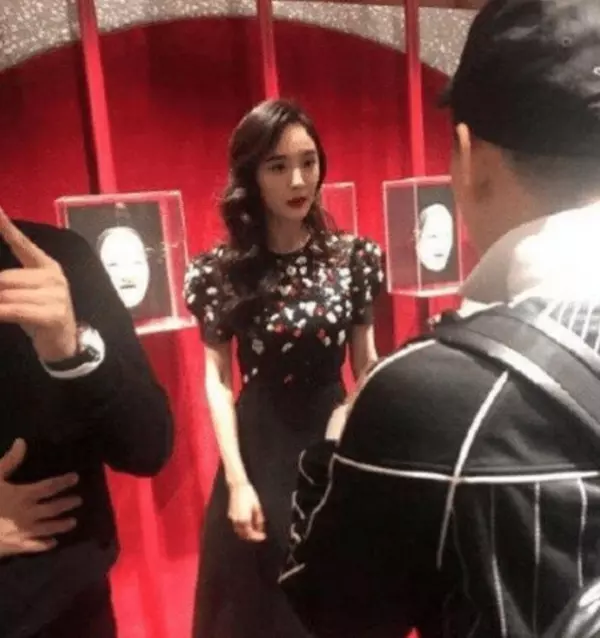 沉重的打擊!楊冪離婚後首次接受采訪「曝男方出軌」,被爆料辦完離婚手續後病倒!