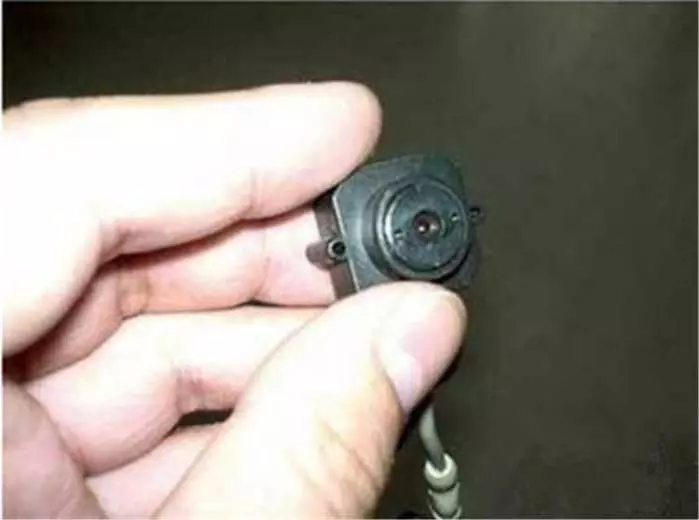 每次從婆家回來,女兒都尿床,母親起疑,偷裝監控調查後,報了警