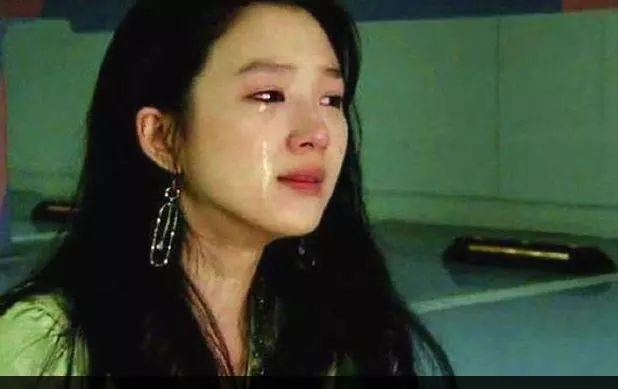 女子給孩子買吃的,老闆心善送了一份,走後留下的東西讓老闆感動