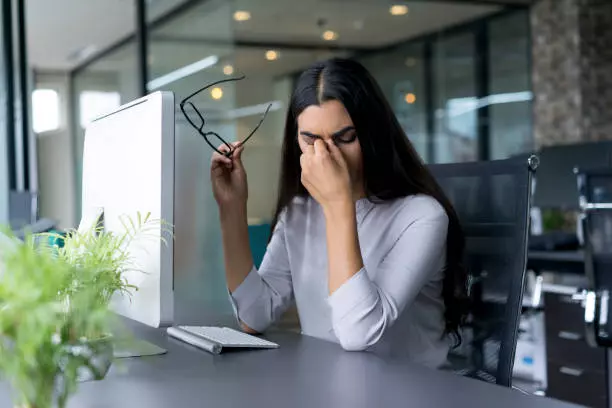 上吐下瀉請病假!主管暴怒:立刻來上班 她硬撐到公司「在桌上留下最精彩復仇」網友拍手叫好