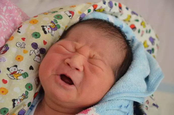 孩子半夜總哭,月嫂哄不好,想叫母親喂奶,一摸到她手,悄悄報警