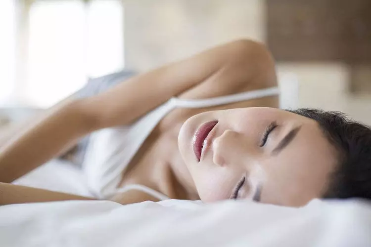 孩子半夜總哭,月嫂哄不好,想叫母親喂奶,一摸到她手,悄悄報警