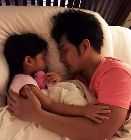 妻子去世後,女兒每晚抱著她的手套睡覺,丈夫剪開後,癱在地上