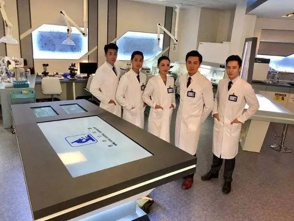 穿西裝高跟鞋在石灘扮型?TVB當家花旦拍《法證先鋒4》勁無奈