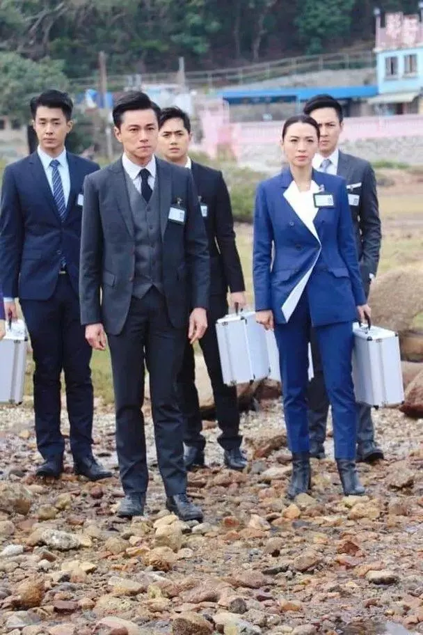 穿西裝高跟鞋在石灘扮型?TVB當家花旦拍《法證先鋒4》勁無奈