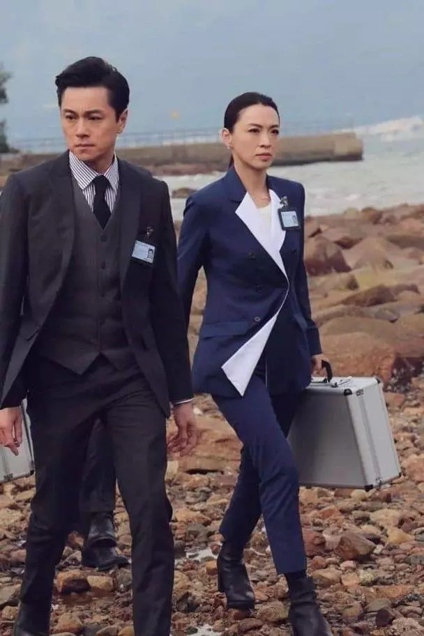 穿西裝高跟鞋在石灘扮型?TVB當家花旦拍《法證先鋒4》勁無奈