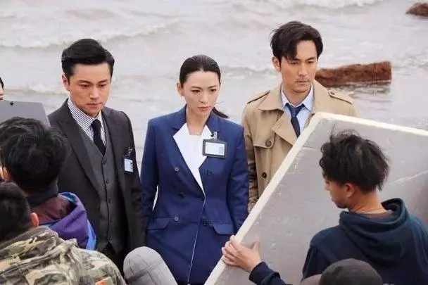 穿西裝高跟鞋在石灘扮型?TVB當家花旦拍《法證先鋒4》勁無奈