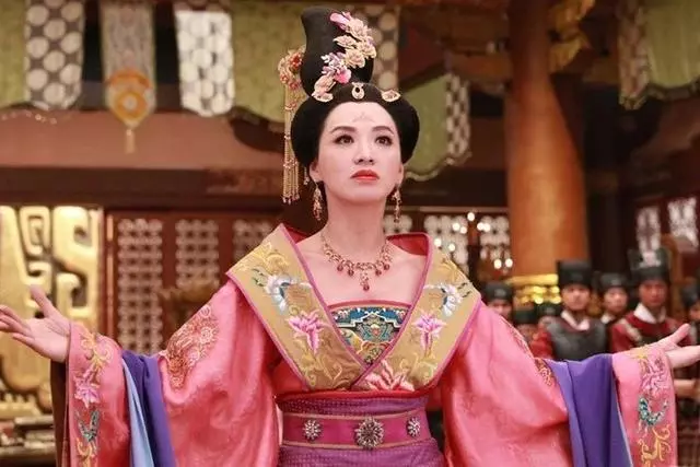 穿西裝高跟鞋在石灘扮型?TVB當家花旦拍《法證先鋒4》勁無奈