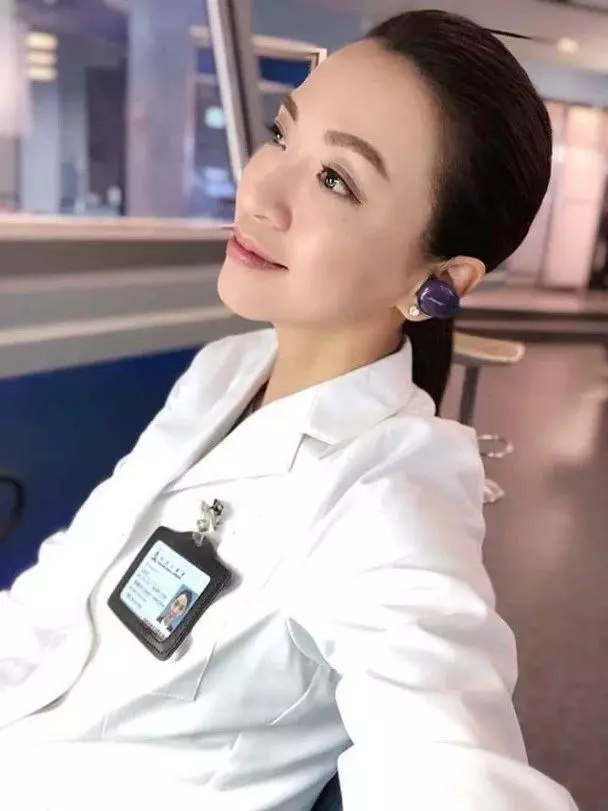 穿西裝高跟鞋在石灘扮型?TVB當家花旦拍《法證先鋒4》勁無奈