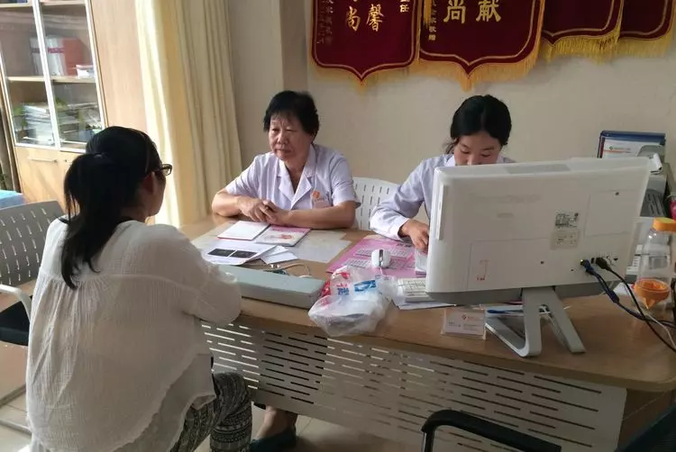 領證半月卻懷孕1個月,丈夫怒打妻子,醫生道出真相丈夫跪求原諒
