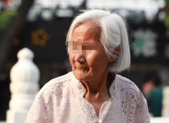 老公去世我照顧婆婆十年,她臨終前說了一個秘密,讓我泣不成聲!
